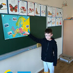 Uczeń pokazuje Ukrainę na mapie