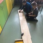 Karol i Patryk tworzą tor wyścigowy dla samochodów