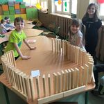 Mikołaj_ Ola i Zuzia stowrzyli domino Dużo hałasu