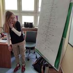uczennica prezentuje swoją krzyżówkę