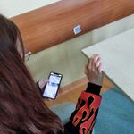 uczennica skanuje kod QR