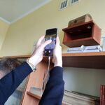 uczennica skanuje kod QR