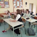 uczniowie biorą udział w lekcji