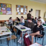 uczniowie grają w grę