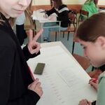 uczniowie pracują w grupach nad krzyżówką