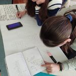 uczniowie pracują w grupach nad krzyżówką