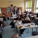 uczniowie pracują w grupach nad krzyżówką
