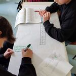 uczniowie pracują w grupach nad krzyżówką