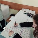 uczniowie pracują w grupach nad krzyżówką
