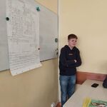 uczniowie prezentują swoją krzyżówkę