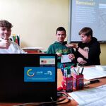 uczniowie prezentują swoją pracę