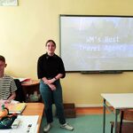 uczniowie prezentują swoją pracę