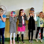 grupa dzieci w maskach.jpg