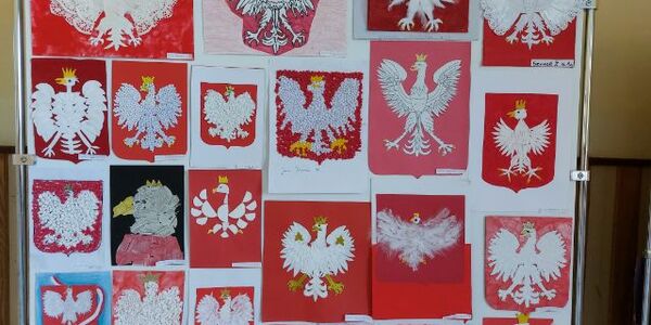 Zdjęcie wystawy prac pod tytułem "Orzeł biały nasza duma".