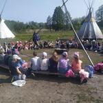 Dzieci siedzą wokół ogniska