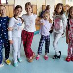 uczniowie pozują do zdjęcia w piżamach
