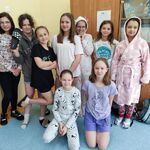 uczniowie pozują do zdjęcia w piżamach