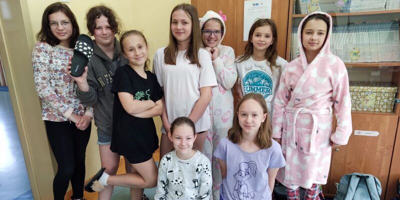 uczniowie pozują do zdjęcia w piżamach