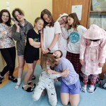 uczniowie pozują do zdjęcia w piżamach