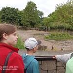 Uczniowie zwiedzają zoo w Warszawie