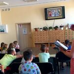 Nauczyciel czyta dzieciom