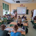 Uczniowie podczas lekcji w ramach Ogólnopolskiego Tygodnia Czytania Dzieciom