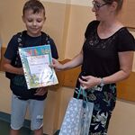 Tomasz z kl. 2a odbiera pierwszą nagrodę w konkursie