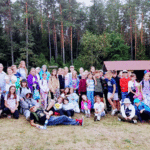 Animacja. Uczniowie pozują do zdjęcia. Skaczą.