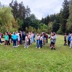 Uczniowie wykonują zadania na świeżym powietrzu.