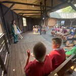 uczniowie słuchają pani animatorki