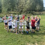 uczniowie tańczą wokół krzeseł