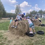 uczniowie wchodzą na snop siana