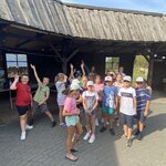 uczniowie machają do zdjęcia