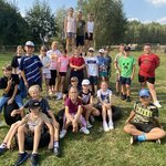 uczniowie pozują do wspólnego zdjęcia
