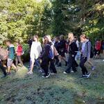 Uczniowie podczas zajęć terenowych