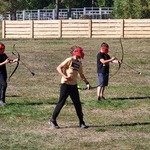 Uczniowie strzelają z łuków