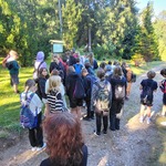 Uczniowie podczas gry terenowej