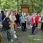 Uczniowie podczas zajęć terenowych