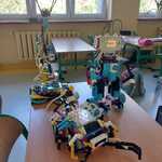 Zdjęcie przedstawia roboty.