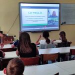Uczniowie uczestniczą w lekcji online