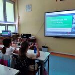Uczniowie uczestniczą w lekcji online