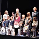 Nagrodzeni uczniowie stoją na scenie