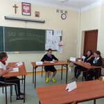 Uczennice inscenizują rozprawę sądową.