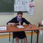 Uczennica pełniąca rolę sędzi w inscenizowanej rozprawie sądowej.