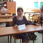 Uczennica pełniąca rolę świadka w inscenizowanej rozprawie sądowej.