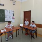 Uczeń grający rolę obrońcy w inscenizowanej rozprawie sądowej wygłasza mowę.