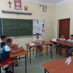 Uczniowie inscenizują rozprawę sądową.