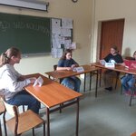 Uczennice czytają przemowy na inscenizowanej rozprawie sądowej.jpg