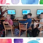 uczniowie prezentujący swoje prace na komputerach