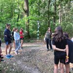 Uczniowie słuchają o pracy leśnika.